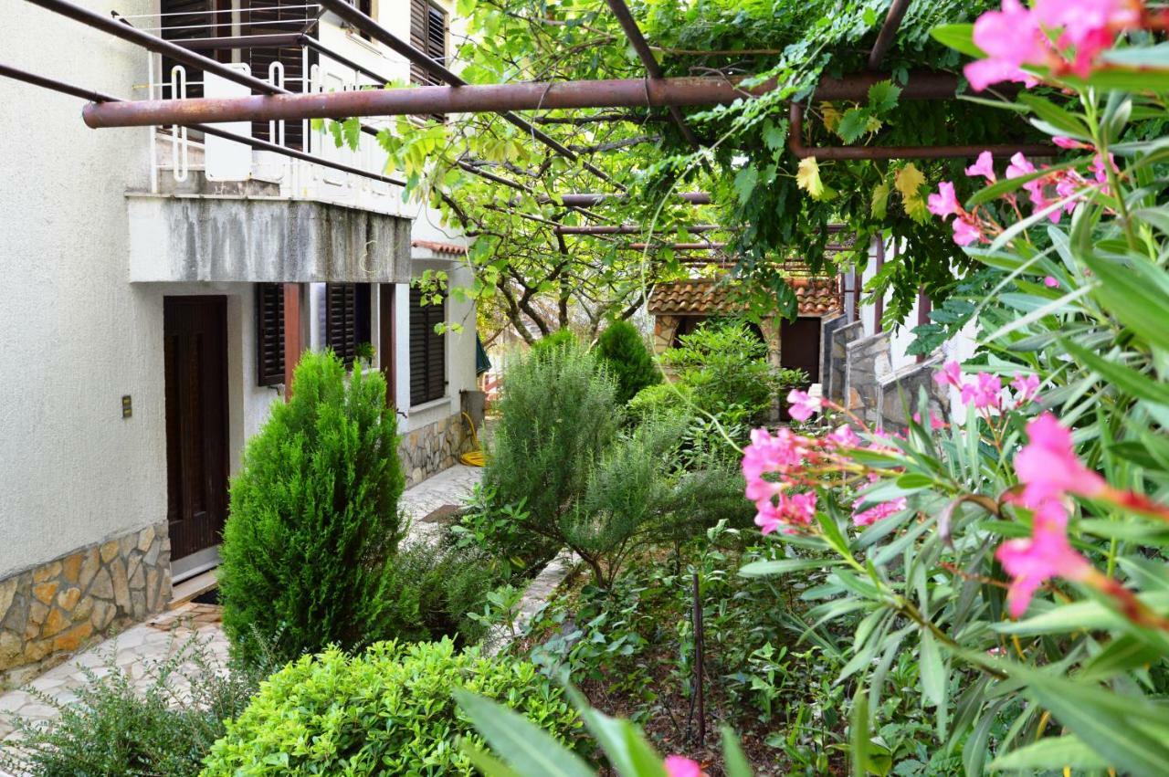 Apartments Martina Njivice Exterior foto